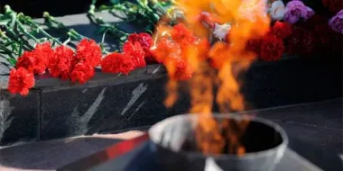 Открытка с пожеланиями Поздравление, красивое пожелание Поздравляем с днем неизвестного солдата стильно, прикольно, коротко, своими словами