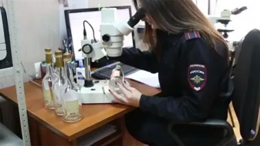 Открытка с пожеланиями Поздравление, красивое пожелание Эксперт-криминалист с трубкой стильно, прикольно, коротко, своими словами